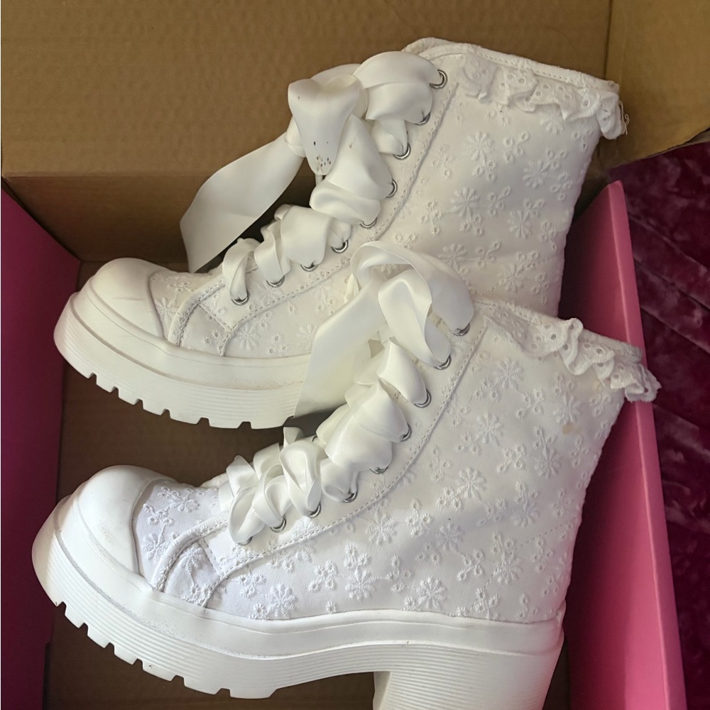 Sugar Thrillz Dolls kill white Floral Lace-Up Platform combat style Boots